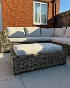 Divano angolare da giardino con pouf 5 posti RINELLA Rattan Grigio